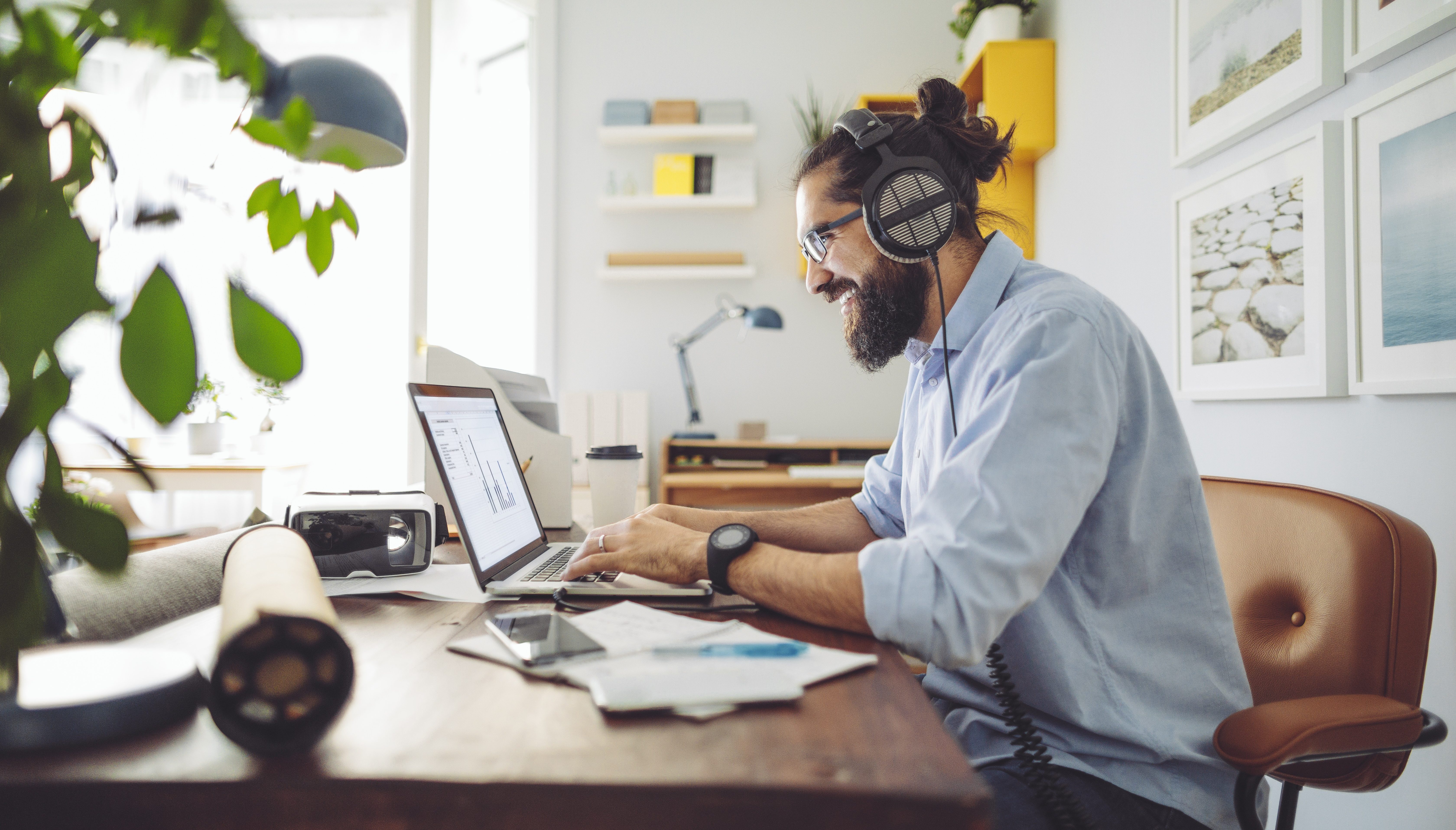 Homme barbu travaille sur bureau