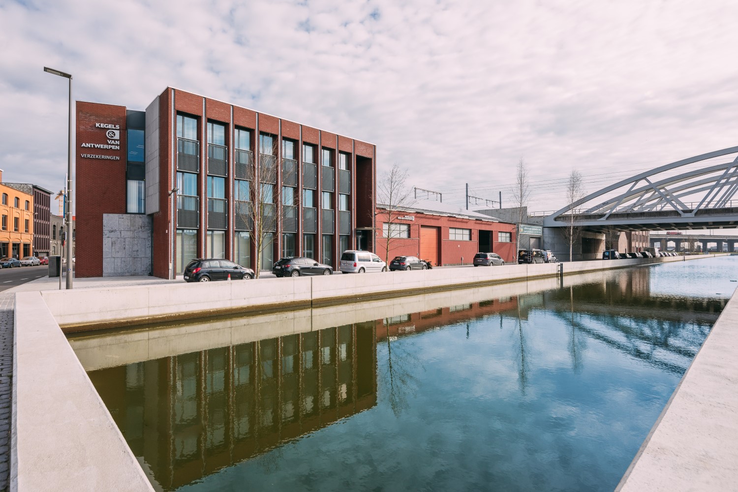 Bâtiment entreprise et vue sur le canal