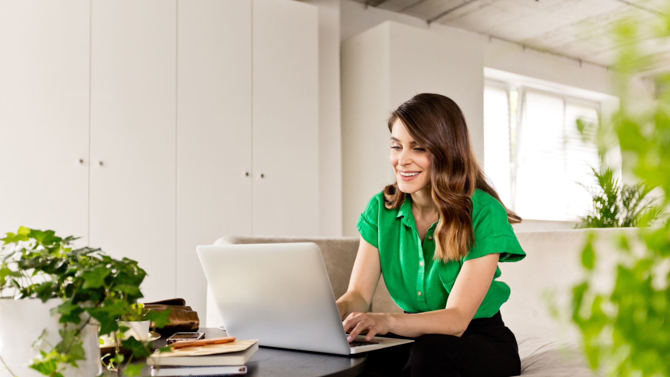 business woman travaille sur ordinateur